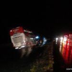 Susto en la Autovía Artigas: 61 personas ilesas tras un choque entre un ómnibus y un auto