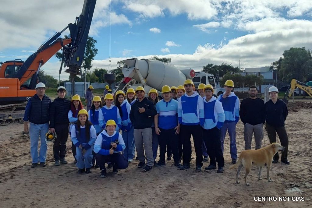 Estudiantes visitan obra
