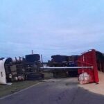 Despiste y vuelco de un camión con carga de arroz en la Ruta 18: solo se registraron lesiones leves