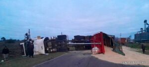 camion volcado 23